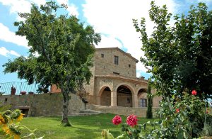  Komfortabelt landhus (dobbelthus. Den anden halvdel er ubeboet). I rolige omgivelser med flot udsigt til de omgivende vinbjerge og olivenlunde. Huset er meget smagfuldt indrettet. Foran huset er en s ...