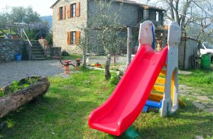  To hyggelige ferielejligheder i et typisk hus af natursten. Ideelt udgangspunkt til udflugter til Montalcino, Pienza og de tætvedliggende termalbade. Ikke asfalteret tilkørsel. Se også ITG115. ...