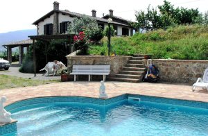  Dejligt landhus på smuk bjergskråning. Huset består af to separate boligenheder, der er forbundet af en udvendig trappe og er omgivet af overdækkede terrasser med grill hjørne. På den fantastis ...