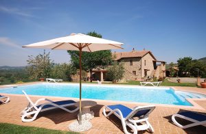  Landhus delt op i 4 lejligheder, i det berømte vinområde med prædikatet D.O.C. Montecucco. Tilkørsel via en 300 m lang, ikke-asfalteret vej i god stand. Swimmingpoolen er omgivet af pæne fliser, ...