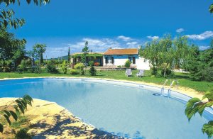  Charmerende, nyrenoveret landejendom. Huset er omgivet af en smuk, indhegnet græsplæne med Havemøbler. Swimmingpool, med springbræt og belysning. Udendørs bruser, grill. Der er et indhegnet mini ...