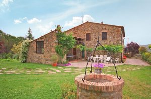  Lejlighed i et bondehus på en indhegnet vingård (ca. 5 ha). Roligt beliggende med vidtstrakt udsigt over landskabet. Stor, fælles, udstyret, beplantet grund og grill. P-plads. Der er ca. 2 km. til ...