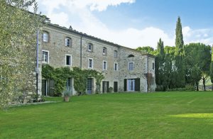 Skønt omhyggeligt renoveret bondehus i Maremmas grønne bakker. Huset er en del af en typisk toskansk bondegård og her er der skøn udsigt over landskabet. 200 m. nedenfor løber en hovedvej. Stor  ...