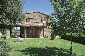  Gammelt nyrenoveret landhus. Skøn udsigt over det omkringliggende landskab. Roligt område. Foran huset er der en græsplæne med terrasse, swimmingpool og gynger til børnene. Derudover er der ogs� ...