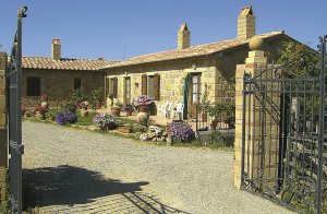  Dette stenhus ligger i hjertet af en aktiv økologisk gård, der producerer DOC-vine, Rosso di Sovana og Bianco di Pitigliano. Huset er omgivet af olivenlunde, skov og græs. Der er mulighed for at k ...