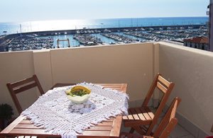  Fra denne pæne lejlighedsterrasse (7. etage) har I en vidunderlig udsigt: I kan nyde hele Castiglioncello-bugten - en oplevelse værd! ...