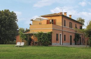  Dejlig lejlighed på 1.sal med terrasse og i nærheden af havet. De for regionen så typiske pinjetræer yder skygge i den store fælles have, hvor hver lejlighed har sin egen siddeplads. Slap af på ...