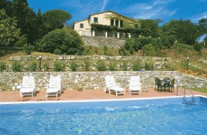  Smagfuldt renoveret hus der ligger på bakkerne omkring Cecina (400 m over havets overflade). Huset ligger kun 4 km fra byen Riparbella (alle slags butikker), og har en fantastisk beliggenhed med en  ...