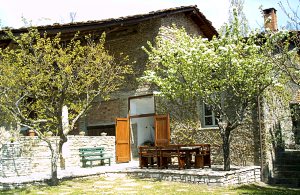  Mindre landhus med dejlig atmosfære og indrettet i oprindelig stil. Huset ligger på en lille bakke, kun omgivet af skov og langt fra civilisationen. Hvis I vil slappe af midt i naturen, i den dejli ...