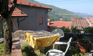  Lille lejlighed i den charmerende landsby Casoli, 14 km fra kurstedet Bagni di Lucca. I vandreområdet Garfagnana kan I nyde den gode luft og gå lange ture. Adg. til lejligheden kun til fods over en ...