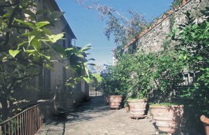  Her bor I i en antik borg, der er opdelt i ferielejligheder (se også ITL117 og ITL119). Selv om I bliver sat tilbage til forgangne tider, befinder I jer trods alt nær de moderne veje, der fører ti ...