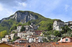  Her kan I nyde den friske luft på vandreture i det smukke bjerglandskab i Garfagnana. Den hyggelige lejlighed ligger midt i en traditionel landsby. ...
