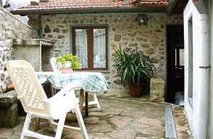  Her bor I i en enkel lejlighed med privat haveområde. Lejligheden er kun tilgængelig fra p-pladsen til fods over en lille gade (200 m.) Se også ITL107 ...