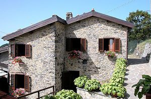  Flot stenhus på en bakkeskråning med panoramaudsigt mod de omliggende bjerge. Huset er rustikt indrettet. Poolen er ved at blive bygget. ...