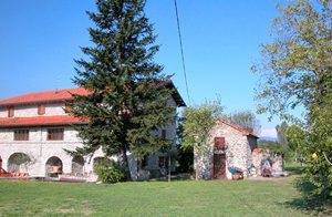  Halvdel af et hus. Soveværelse på 1. sal. Køkken med privat udeplads i stueplan (ikke internt forbundet). Den anden del af huset bebos af husets ejer, der har indgang bag i huset. ...