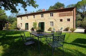  Gammelt, gennemrenoveret bondehus, bestående af i alt fire lejligheder, hver i to etager og med egen indgang. Alle lejligheder har eget, private udendørsområde med bord, stole og grill eller ligge ...