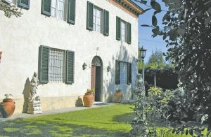  Typisk toskansk hus, der er konstrueret på en eksisterende bygning, og ikke ligger langt fra den vej, der fører fra Lucca til Versilias strande. Her har i udsigt over landskabet. Grunden har en ita ...