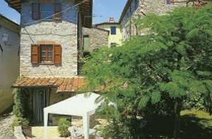  Stenhus i en antik landsby på en bakke omgivet af store skove. Huset nås via en 120 m. lang vej, som ikke kan benyttes til bilkørsel ...