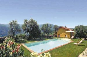  Gammelt landhus der ligger på grunden til Villa Mansi. Det ligger på en smuk bakkeskråning mellem Lucca og Versilia. Huset ligger i smukke omgivelser og er derfor ideelt til vandreture. Omkring hu ...