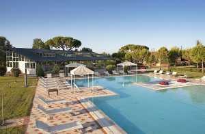  Dette ferieanlæg består af forskellige huse der orpindeligt fungerede som bondehuse, samt sidebygninger, alle komplet renoveret og ombygget til 18 lejligheder. Anlægget ligger ca. 9 km fra kysten, ...