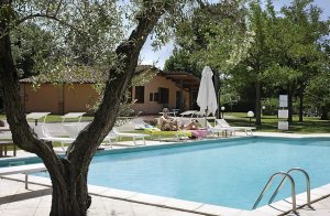  Gammel landsby, nu ført op til nutiden med 14 dejlige ferielejligheder samt et 450 hektar stort landsted nær Parco Naturale della Maremma og kun 9 km fra havet. Gæsterne har adgang til fælles poo ...