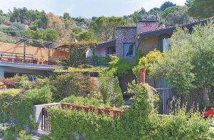  Lejlighed i en lille bebyggelse midt i den typiske mediterranske vegetation på halvøen Argentario. Komplekset, hvortil kun ejeren har adgang, ligger på den side af kysten, hvor der er udsigt over  ...