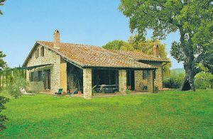  Grundigt renoveret stenhus, som var en skole for mange år siden. Ligger i nærheden af bjerget, hvor den middelalderlige landsby Massa Marittima, der ligger 6km væk, byder på alt fra butikker, van ...