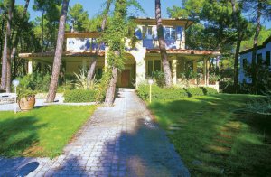  Lejlighed i et tofamiliershus i Principina Mare, som er en turistby i Maremmas naturpark, hvor der er dagligvarebutikker, swimmingpool og tennis. Ejeren bor fra tid til anden også i huset. Grosseto  ...