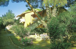  Tre lejligheder (ialt 4 lejligheder) i hus i feriebyen mellem den hyggelige Punta Ala (15 km) og Follonica (5 km). I har fælles grill og vaskemaskine. I hver lejlighed er der pengeskab, babyseng kan ...