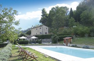  I bor i et nyrestaureret bondehus, der er opdelt i fire lejligheder. Huset ligger i nærheden af Volterra, som er en af de smukkeste byer i Toscana. Lejlighederne er velholdte og ideelle til feriegæ ...