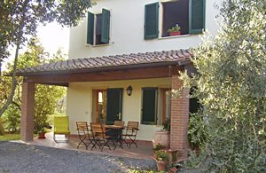 To velholdte ferielejligheder med siddeplads i haven ved Volterra. Egenproduktion af vin og olivenolie. Se også ITN117 under www.novasol.dk ...