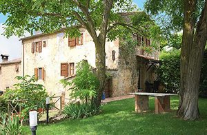  Dette træhus ligger for sig selv, og har en skøn udsigt over en dal og den omkringliggende skov. Der er en privat indhegnet have med bord og stole. ...