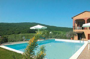  Hyggelig lejlighed på bakkeskråning med flot udsigt over landskabet. Lejligheden ligger kun få meter fra det hus, hvor den meget gæstfri ejer bor, og med hvem gæsterne også deler den store udsi ...