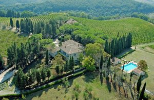  Dejlig bondegård af sten, der er blevet gennemrenoveret og delt op i 10 lejligheder. Gården ligger i rolige og behagelige omgivelser med flot udsigt til bakkerne. Alle gæster har adgang til de gr� ...