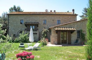  Dejligt, restaureret landhus beliggende på en bakke. Huset er delt op i 4 lejligheder (udlejer bor i den ene), der alle har eget, møblerede udendørsområde. Ideelt til vandreture og trekking. Flod ...