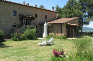  Dejligt, restaureret landhus i sten beliggende på en bakke med flot udsigt og kun 1 km fra Pomarance. Huset er nænsomt restaureret og delt op i 4 lejligheder. Udlejer bor i den ene, de andre tre le ...