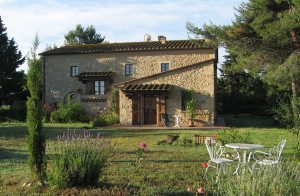  Dejligt, restaureret landhus i sten beliggende på en bakke med flot udsigt og kun 1 km fra Pomarance. Huset er nænsomt restaureret og delt op i 4 lejligheder. Udlejer bor i den ene, de andre tre le ...