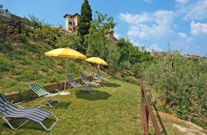  Tre hyggelige ferielejligheder der ligger ved det berømte San Gimignano, med en dejlig beliggenhed mellem Siena, Firenze og Volterra. De tre lejligheder ligger i stueetagen i en bygning, ved siden a ...