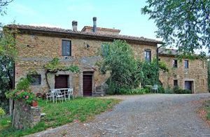  Bondegård med 3 lejligheder. Der dyrkes lokal vin og olie på stedet. Rolig beliggenhed med udsigt. Fælles udendørs-områder. Tilkørlsen til huset: 900 m lang grusvej, ikke egnet til sportsvogne. ...