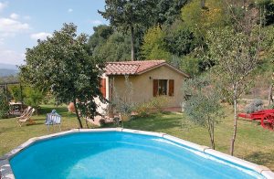  Dette lille hus ligger på en bakke øst for San Gimignano, og er omgivet af oliventræer og vinmarker. Veranda til udensdørs måltider. Tilkørslen til huset er 150 m. ...