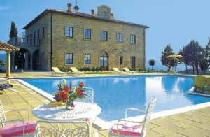  Palazzo di Corneto, som rummer denne ferielejlighed, er en smuk, historisk landejendom. Det nyligt renoverede hus rummer i alt fem ferielejligheder og en flot swimmingpool. Huset er omgivet af grønn ...