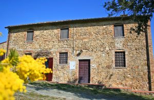  Antik landejendom, i dejligt fredeligt område, med smuk panoramaudsigt over bakker og dale, helt til San Gimignanos legendariske tårne. Landejendommen tilhører et lille landbrug. Her findes fælle ...