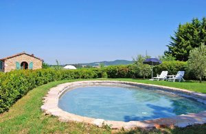  Nydelig, lille landsted, smukt beliggende på en bakke. Fra nogle vinduer, man har en meget imponerende panoramaudsigt over byen Volterra og de smukke dale og skove. Vej: 50 m. Huset har en privat ha ...