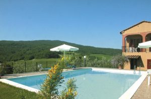  Hyggeligt to-familiehus, der ligger på en bakkeskråning. Der er en vidunderlig udsigt over det omkringliggende landskab. Roligt område. Begge boliger ligger kun få meter fra den gæstfri ejers hu ...