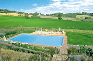  Flot lejlighed, der ligger i et renoveret kompleks omgivet af grønne bakker i det centrale Toscana. Den omhyggelige renovering, har lagt særlig vægt på detaljen. Roligt område. Der er en flot ud ...