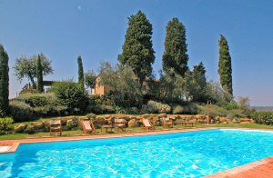  Typisk toskansk landhus, der er blevet renoveret og omdannet til 4 ferielejligheder. Huset ligger i et kuperet område i midten af Toscana. Ved den skånsomme renovering blev der lagt særlig vægt p ...