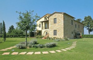  Typisk toskansk landhus, der er blevet renoveret og omdannet til 4 ferielejligheder. Huset ligger i et kuperet område i midten af Toscana. Ved den skånsomme renovering blev der lagt særlig vægt p ...