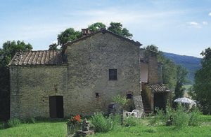  Renoveret bondegård med delvist indhegnet have, der er møbleret. Huset er omgivet af skov og olivenlunde, ideelt til vandreture. Der er en skøn udsigt over skoven. ...