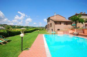  Flot boligkompleks med flot udsigt, i rolig omgivelser i bakkerne omkring Montaione. Komplekset består af et hus, hvor ejer bor, samt 13 lejligheder. Der er en fantastisk restaurant (også for gæst ...