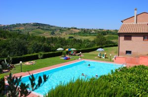  Dette smukke landhus-kompleks ligger i et roligt område i bakkerne ved Montaione. Det består af flere forskellige bygninger, blandt andet ejerens hus, og 13 lejligheder. I området ligger der en de ...